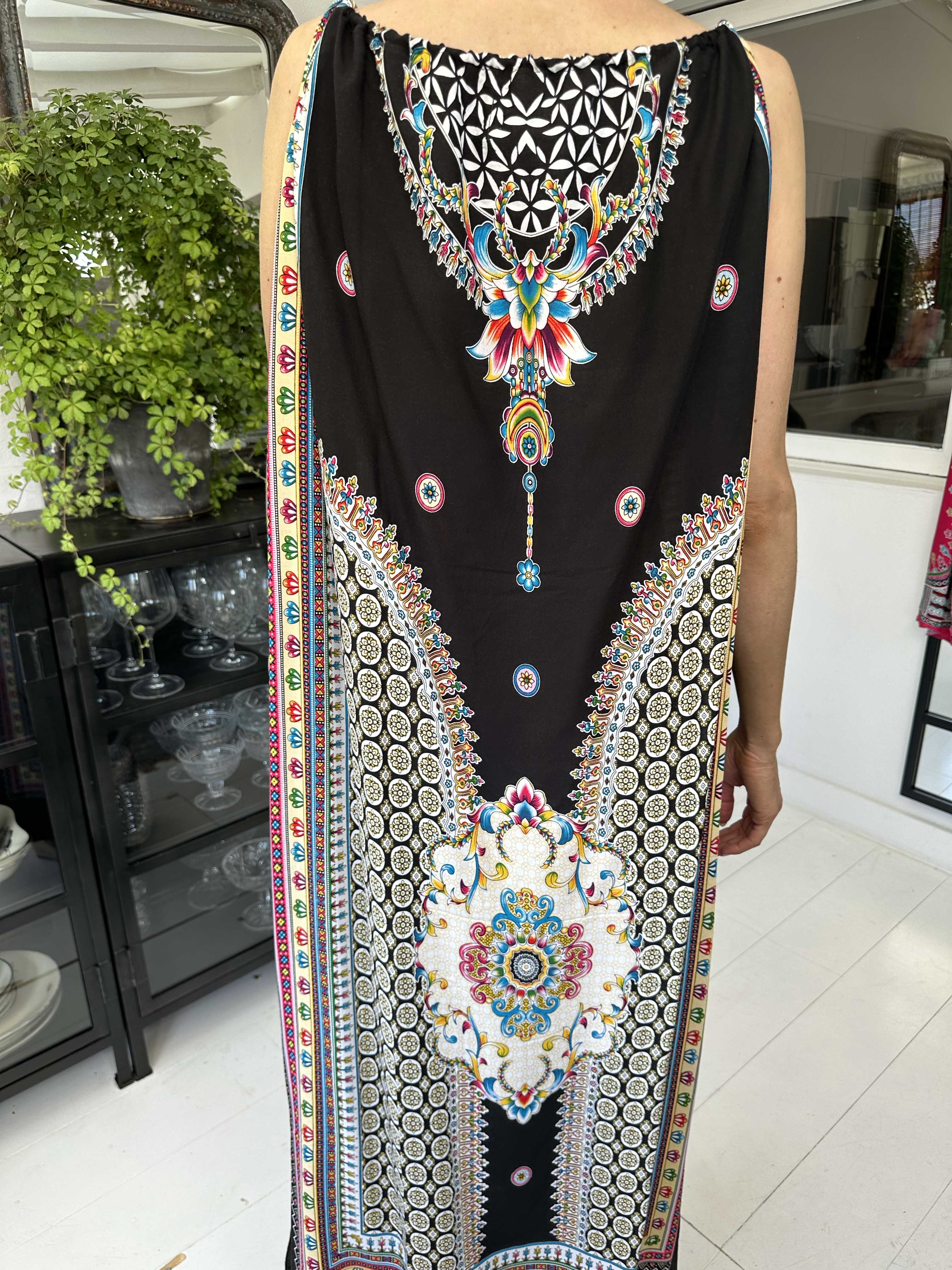 Elina - Lång färgad mönstrad klänning med vridna axelband